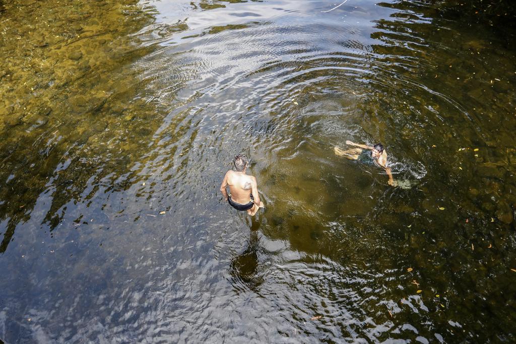 Água cristalina e quase sem correnteza do Rio do Nunes é ideal para dar um “tchibum “ e aliviar o calor. | Jonathan Campos/Gazeta do Povo