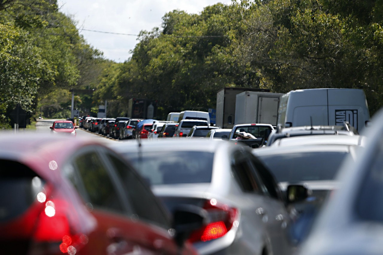 Fila quilométrica: motoristas tiveram que esperar por quase 2h para chegar ao ferry boat | Albari Rosa/Gazeta do Povo