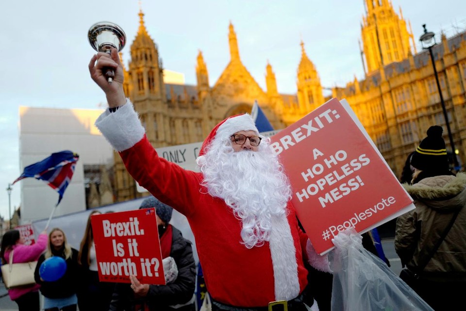 Em Londres, manifestante  vestido de Papai Noel protesta contra o plano da primeira-ministra Theresa May e todo o embróglio causado pelo Brexit | TOLGA AKMEN/AFP
