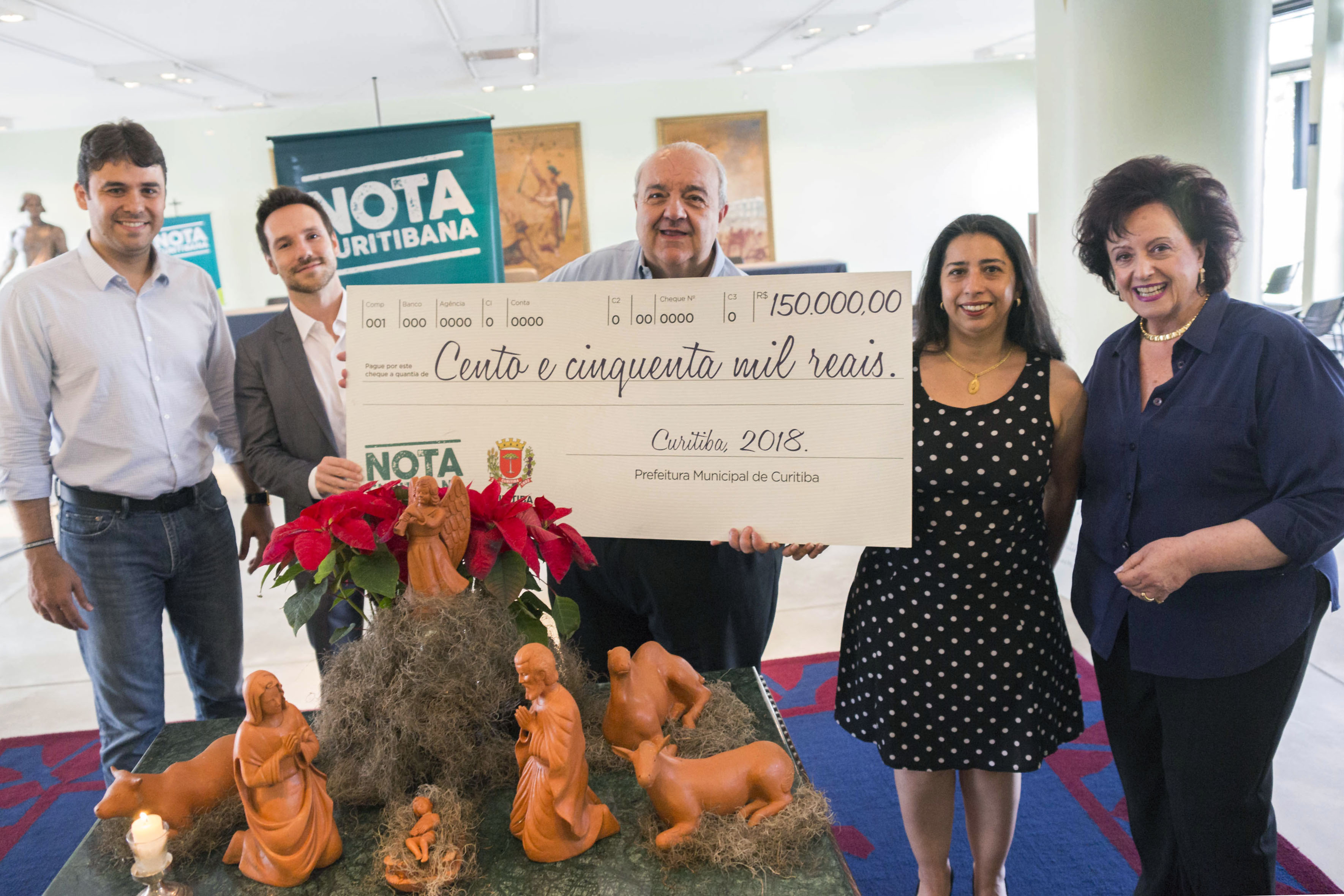 Nota Curitibana: a administradora Tania Telles recebe o prêmio de R$ 150 mil das mãos do prefeito Rafael Greca. | Valdecir Galor/Prefeitura de Curitiba