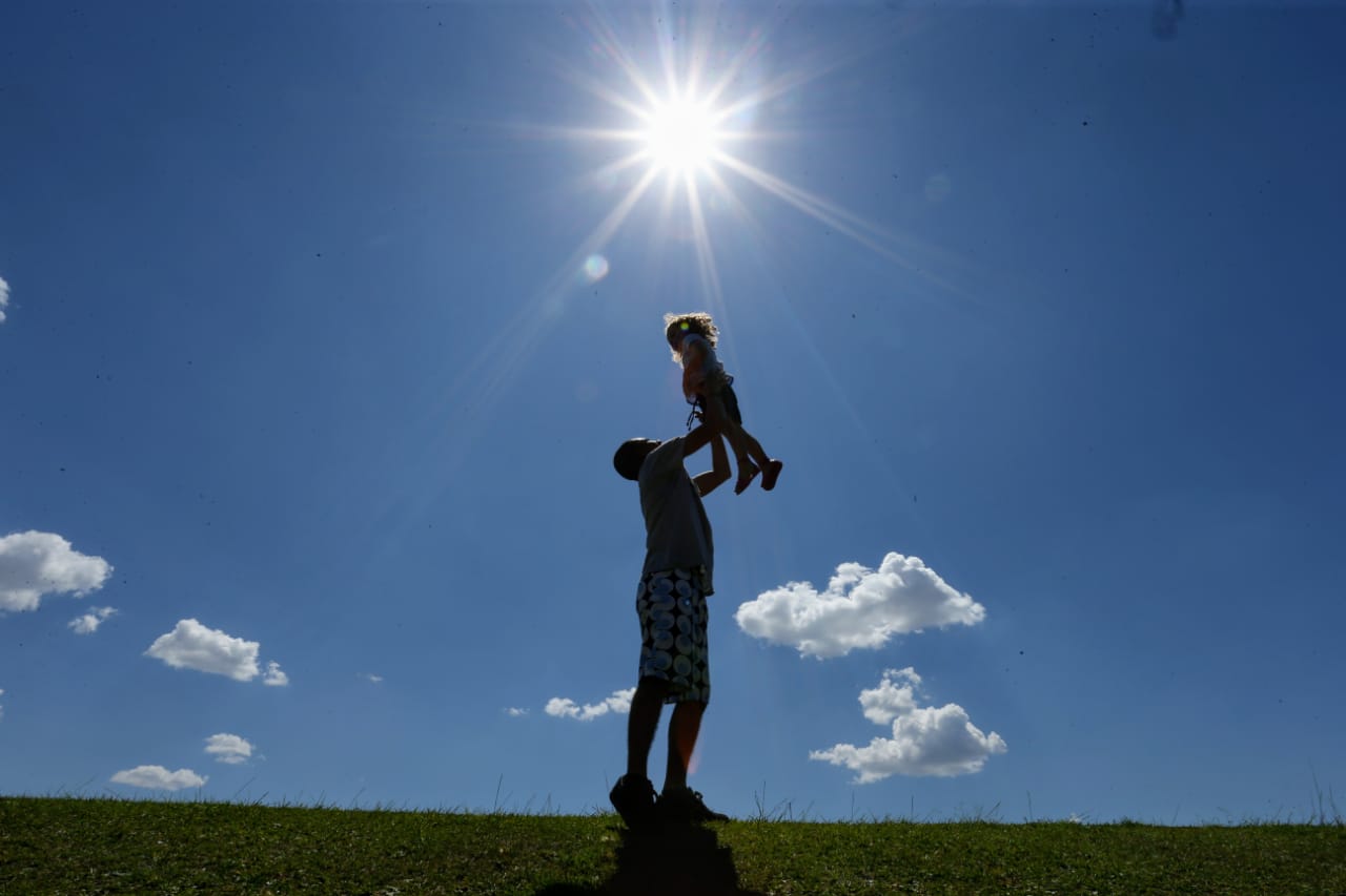 Sol escaldante chegou a quase todo o Parana nesta terça-feira. | Albari Rosa/Gazeta do Povo