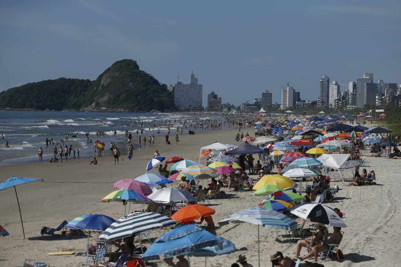 Praia brava de Caiobá está liberada para banho nesta segunda semana de temporada | Albari Rosa/Gazeta do Povo