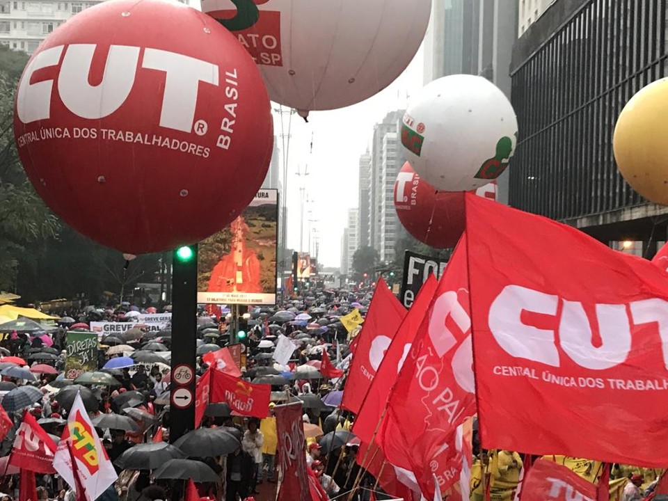 Manifestantes contra o presidente Michel Temer, na avenida Paulista, em São Paulo, 2017. | Roberto Parizotti/CUT