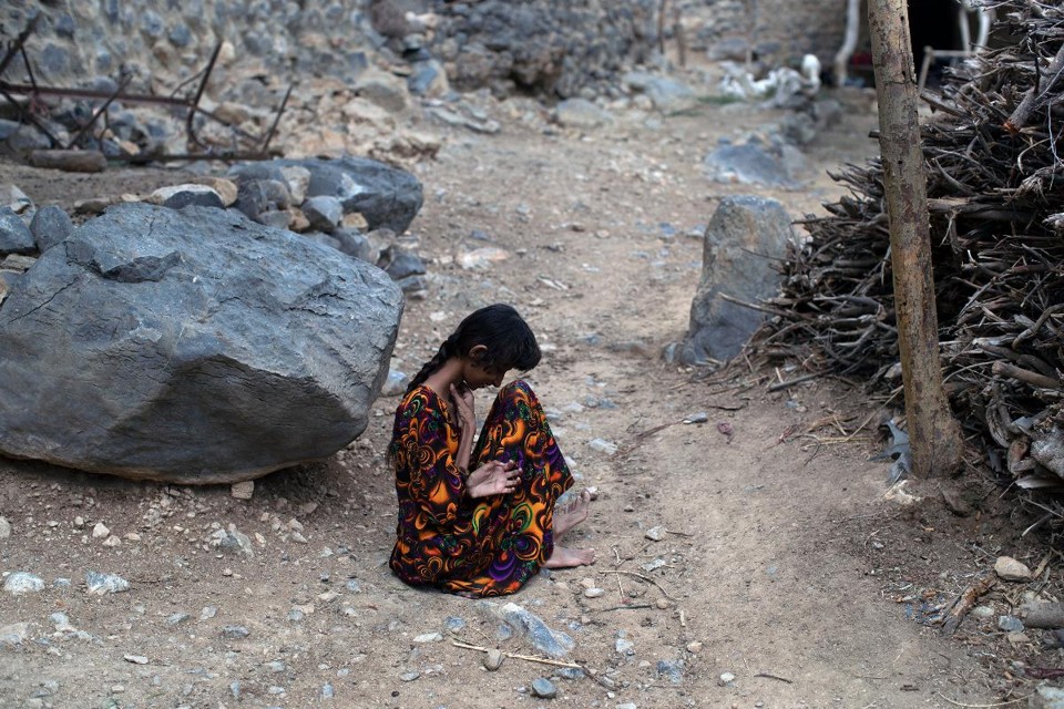 Uma jovem na aldeia de Juberia, no Iêmen, em 19 de outubro de 2018. A guerra liderada pelos sauditas no Iêmen levou milhões à beira da fome | TYLER HICKS/NYT