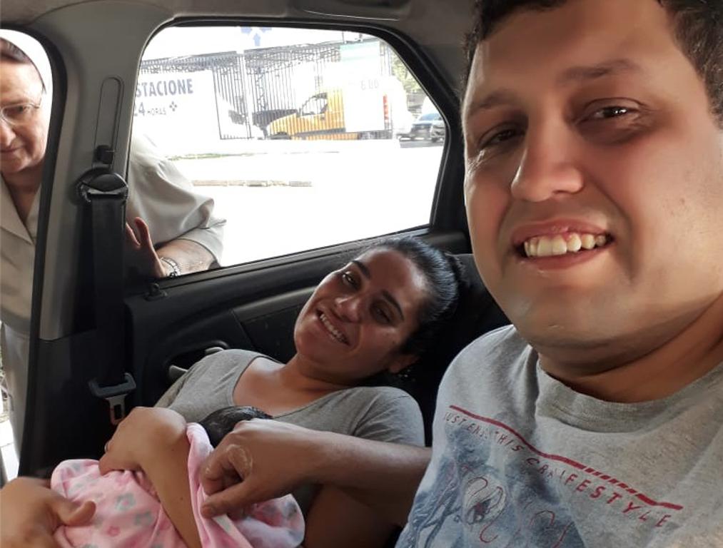 Isadora, a mãe, Jamile e o pai, Thallysson , ainda no carro logo após o nascimento,observados pela freira Mafalda Genoveva | Hospital Nossa Senhora das Graças /Tallysson Soares/ Arquivo