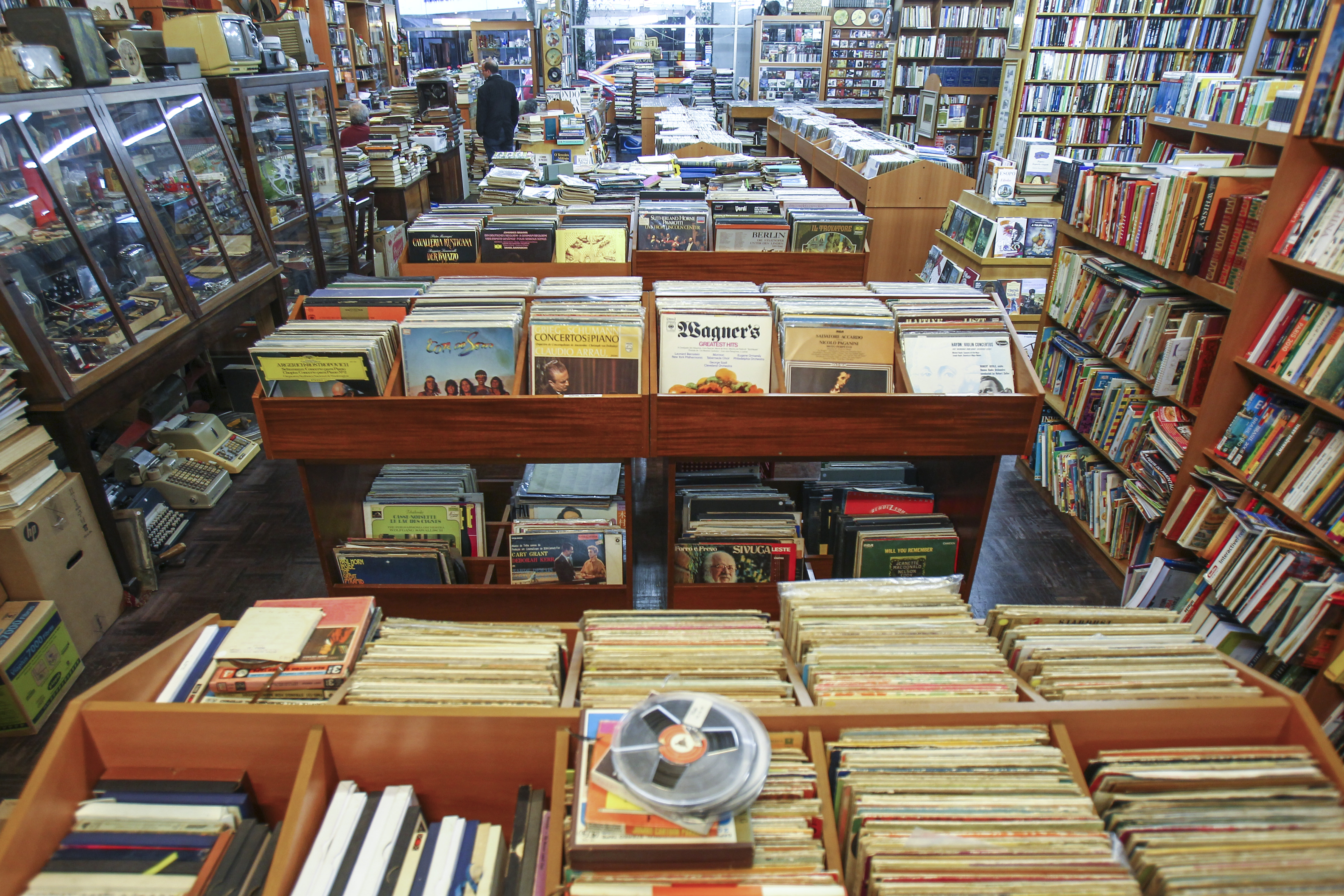 De livros infanto-juvenis a discos de vinil: Natal deve aumentar a procura por itens em sebos de Curitiba. | Daniel Castellano/Gazeta do Povo/Arquivo