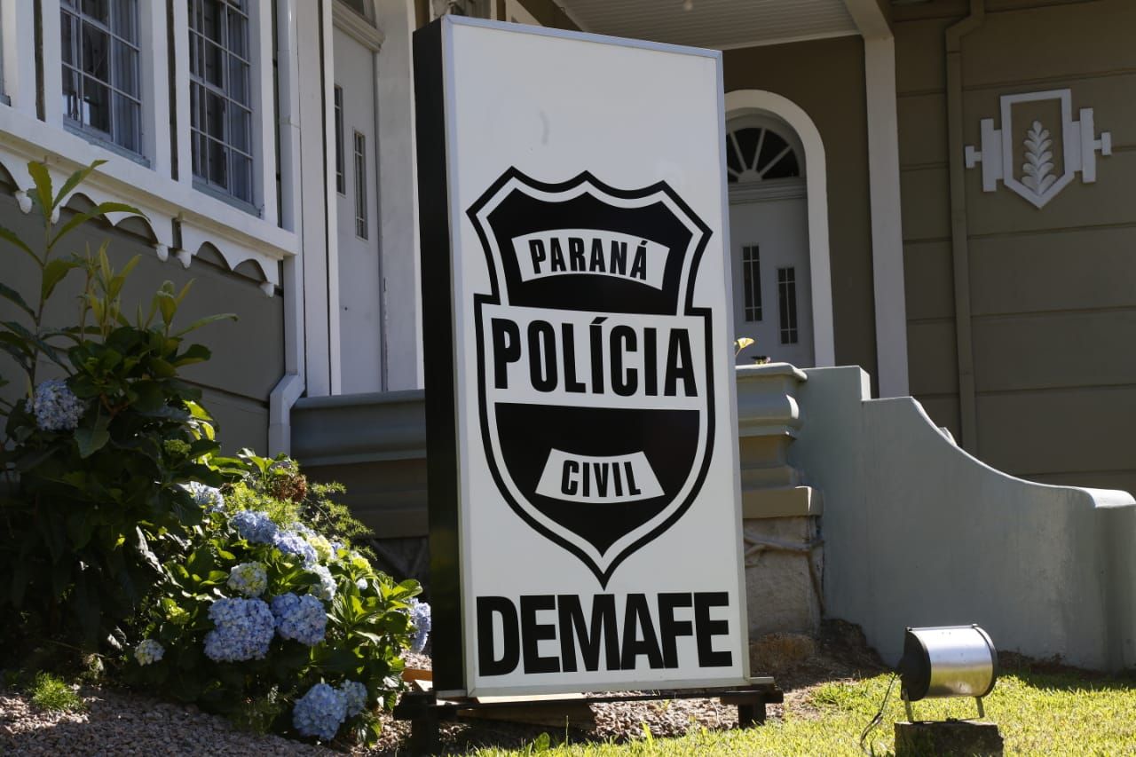 Policiais da Demafe efeturam as prisões dos atlheticanos após o sistema de biometria da Arena os identificar na final da Copa Sul-Americana. | Aniele Nascimento / Gazeta do Povo/