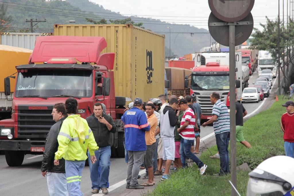 Protesto de caminhoneiros em 2017, na entrada do Porto de Santos. Protestos pontuais voltaram a acontecer nesta segunda-feira (10)