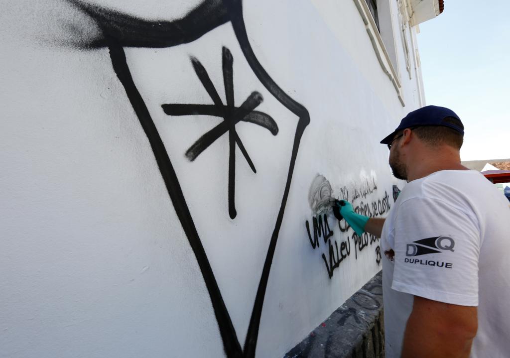 Pichação removida da fachada da Igreja do Rosário, no Centro Histórico. | Aniele Nascimento/Gazeta do Povo