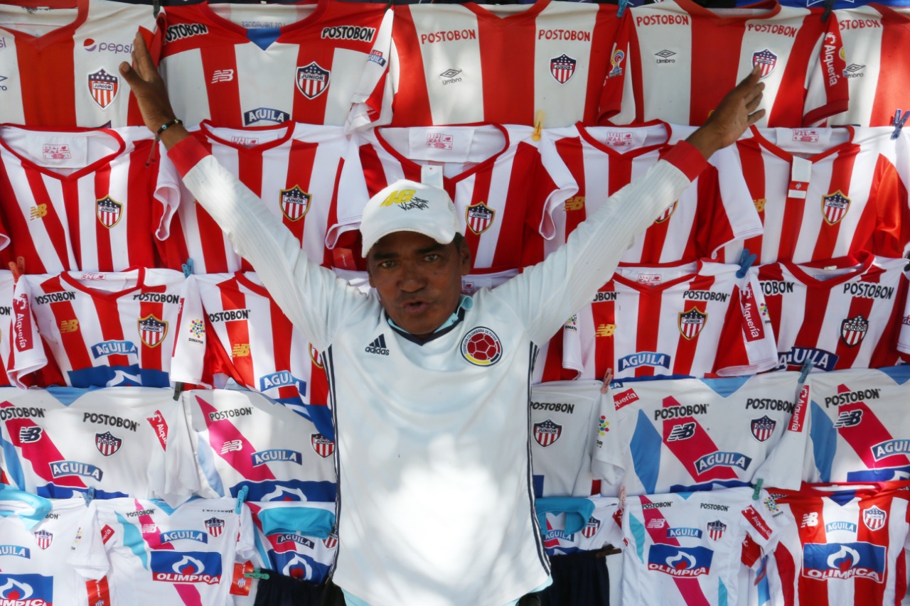 Vendedor de camisas em Barranquilla. | Albari Rosa/Gazeta do Povo