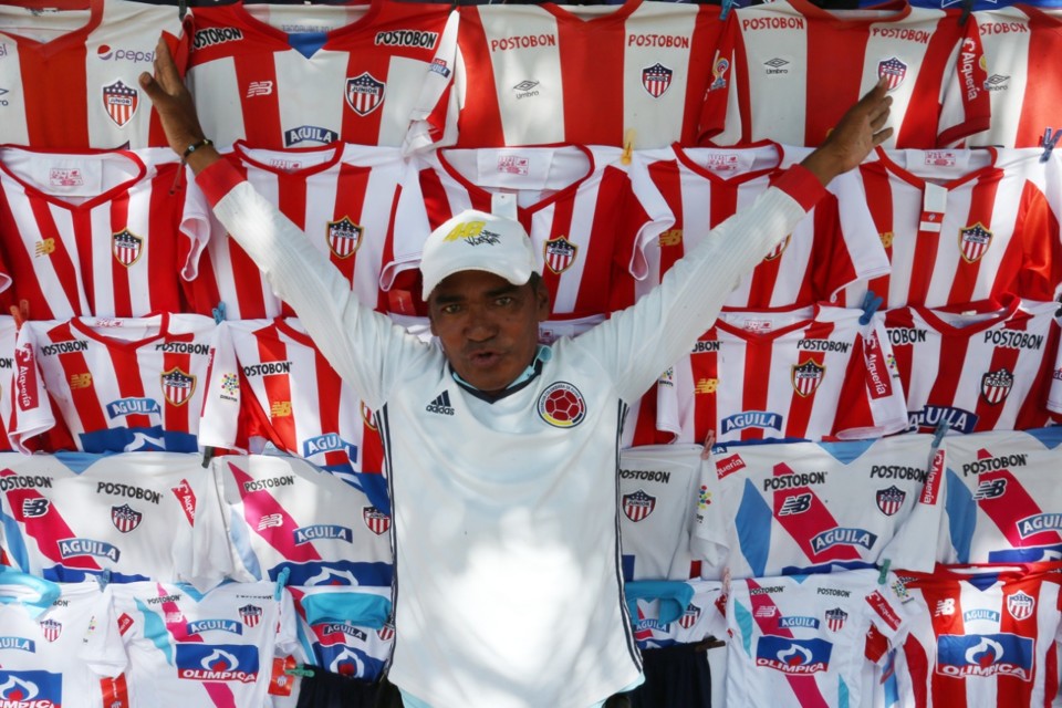 Vendedor de camisas em Barranquilla. | Albari Rosa/Gazeta do Povo