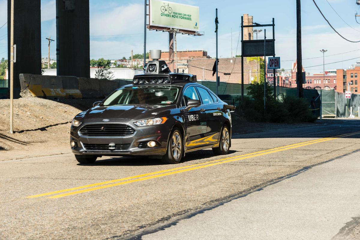 Carro autônomo da Uber circula em Pittsburgh, Pensilvânia. | ANGELO MERENDINO/AFP