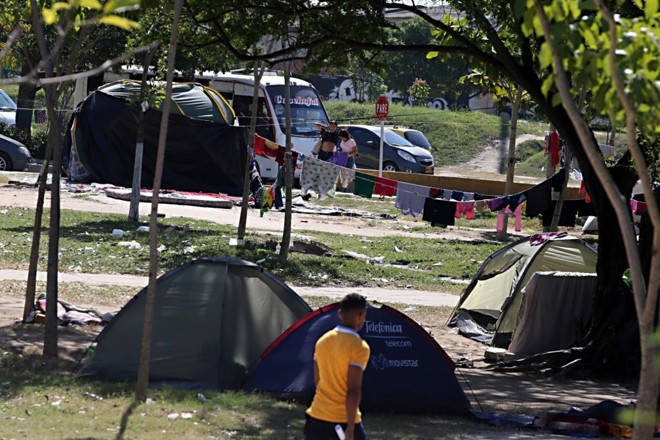 Refugiados venezuelanos no entorno do estádio Roberto Melendez, palco de Junior Barranquilla x Atlético-PR | Albari Rosa/Gazeta do Povo, enviado especial