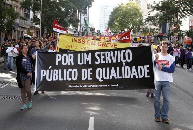 Entre 2015 e 2017, o gasto com servidores do Poder Executivo cresceu 17%, chegando a R$ 236,9 bilhões. Neste ano, as despesas devem fechar em R$ 241,8 bilhões. | Aniele Nascimento/Gazeta do Povo