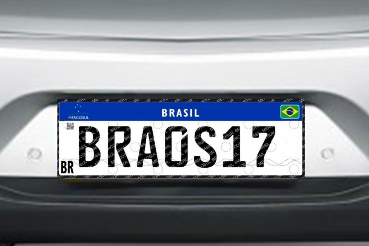 As novas placas têm sempre fundo branco e possuem quatro letras e quatro números misturados. | Arte
/ Gazeta do Povo