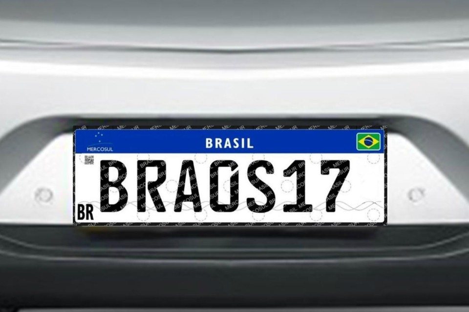 As novas placas têm sempre fundo branco e possuem quatro letras e quatro números misturados. | Arte
 / Gazeta do Povo