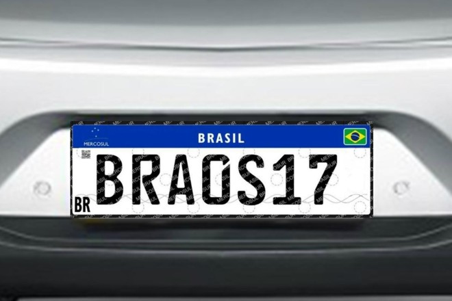 As novas placas têm sempre fundo branco e possuem quatro letras e quatro números misturados. | Arte
/ Gazeta do Povo