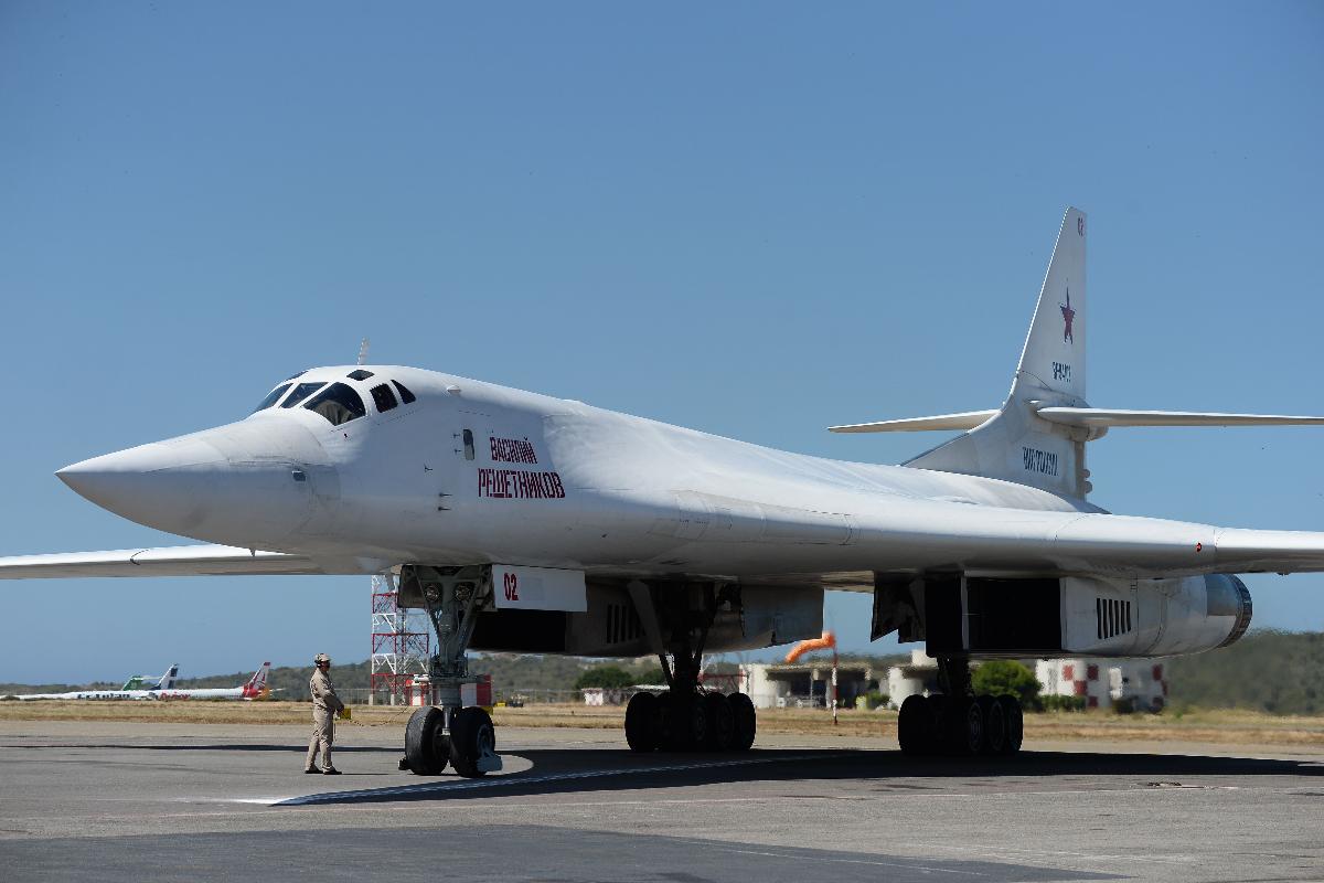 Um avião bombardeiro supersônico de longo alcance russo Tupolev Tu-160 pousa no Aeroporto Internacional de Maiquetia, ao norte de Caracas, em 10 de dezembro de 2018 | FEDERICO PARRA / AFP