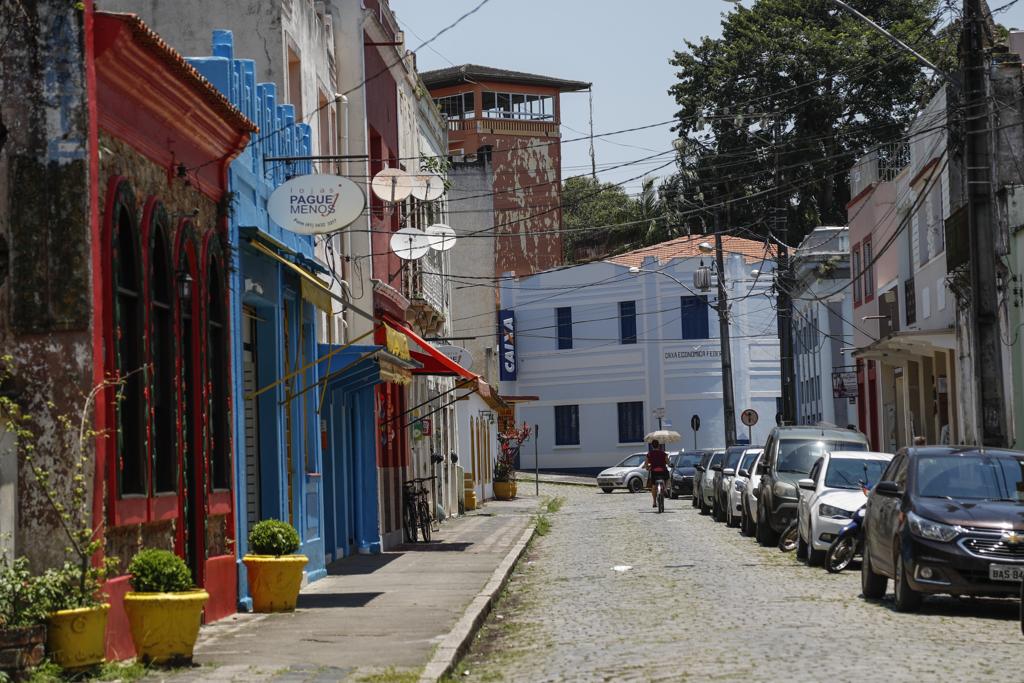 Sol forte faz com que poucas pessoas se arrisquem a sair na rua no começo da tarde. Só se for protegido por uma sombrinha. | Jonathan Campos/Gazeta do Povo