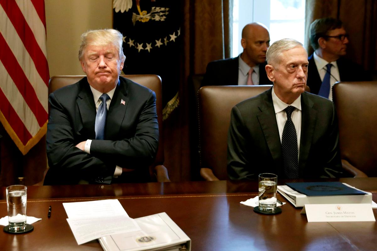 Presidente Donald Trump sentado ao lado de seu ex-secretário de Defesa, Jim Mattis | Yuri Gripas/Bloomberg