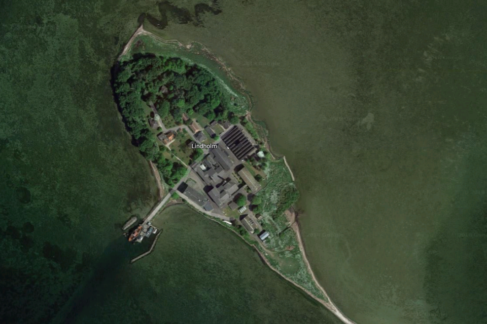 Desde 1926, a ilha de Lindholm já abrigou estábulos, um laboratório para o estudo de doenças animais contagiosas e um crematório para porcos e vacas | Reprodução/Google Maps