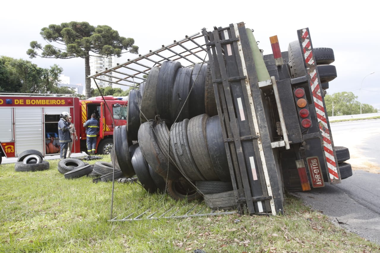 Caminhão carregado com pneus tombou em viaduto de Curitiba. | Átila Alberti/Tribuna do Paraná