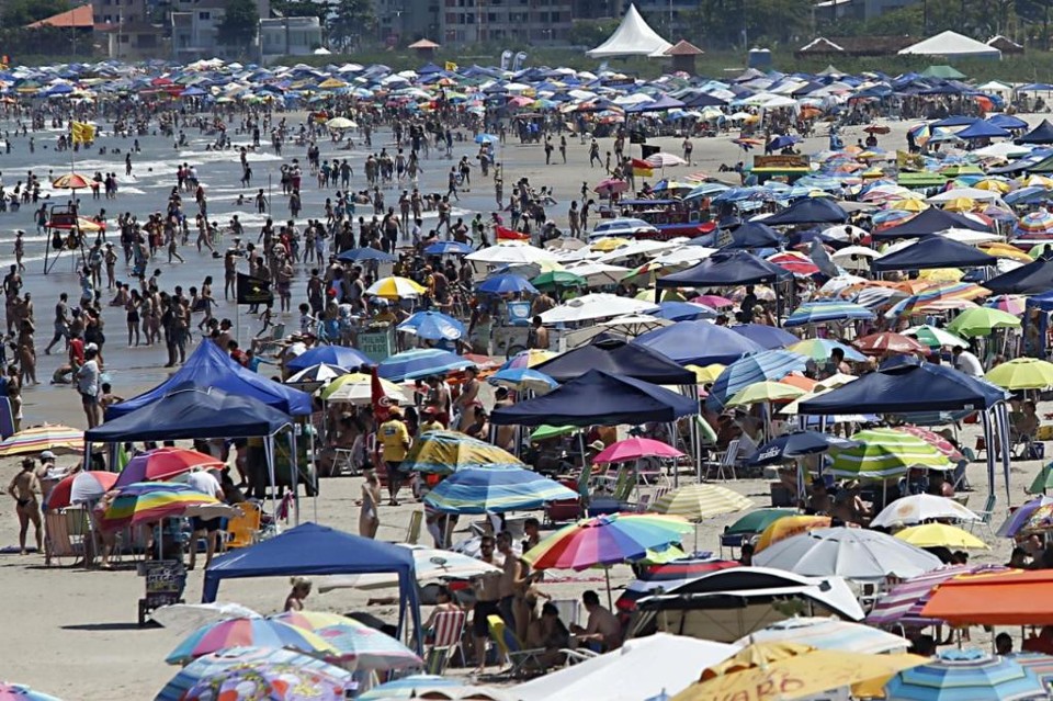 Estimativa da Sanepar é de que o número de consumidores nas praias salte de 90 mil para 1 milhão de pessoas até o ano novo. | Albari Rosa / Gazeta do Povo/