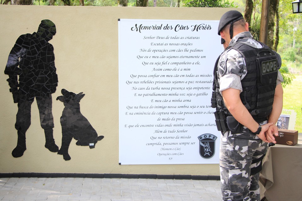 Memorial no crematório tem uma oração para os cachorros da Polícia Militar e Corpo de Bombeiros. | Soldado Priscilla Carvalho / Polícia Militar do Paraná/