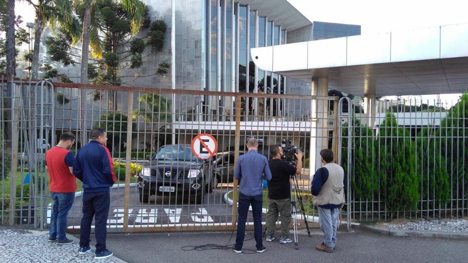 Operação mira suposto esquema na saúde e cumpre mandado na Assembleia Carros do Gaeco na Assembleia Legislativa, em Curitiba. | Alexandre Mazzo/Gazeta do Povo