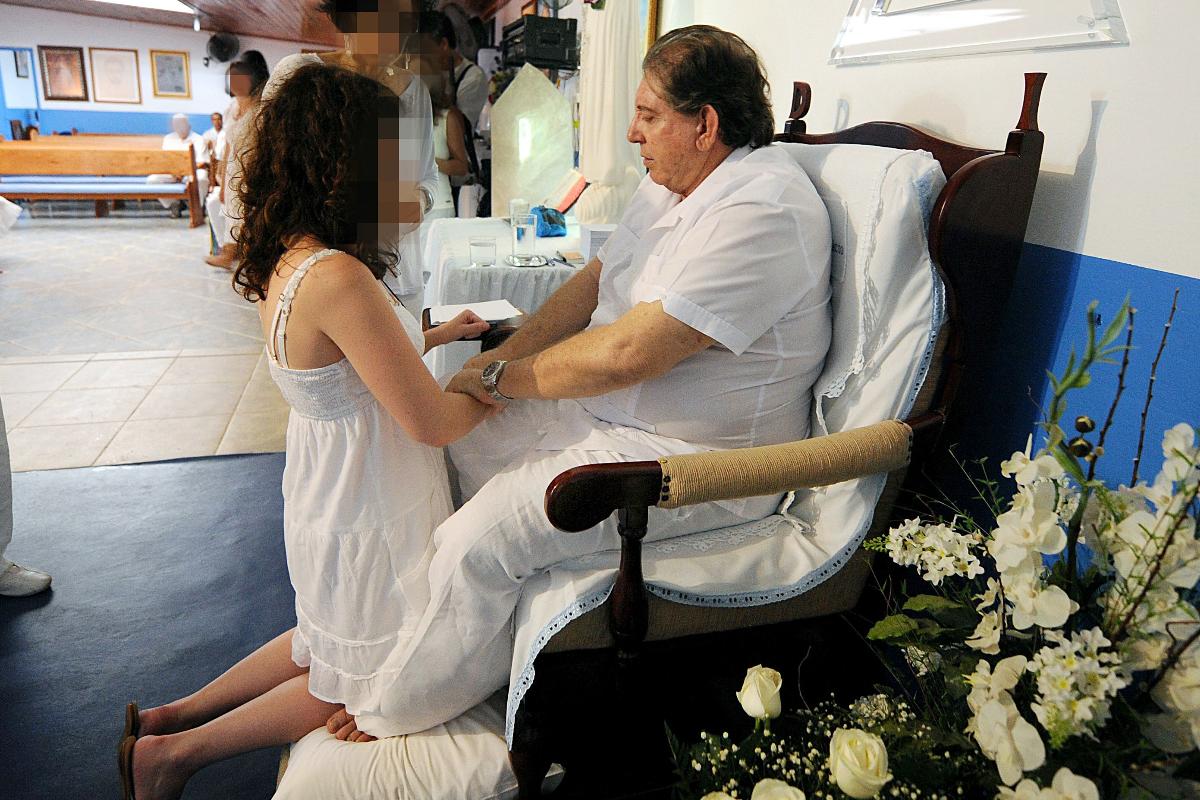 João de Deus atendendo paciente, em 2012. | PEDRO LADEIRA/AFP