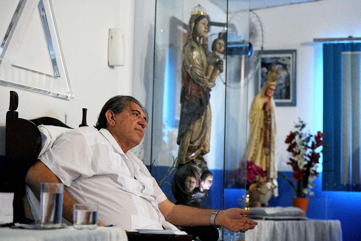 O médium fotografado na Casa de Dom Inácio de Loyola, em 2012. | Pedro Ladeira/AFP