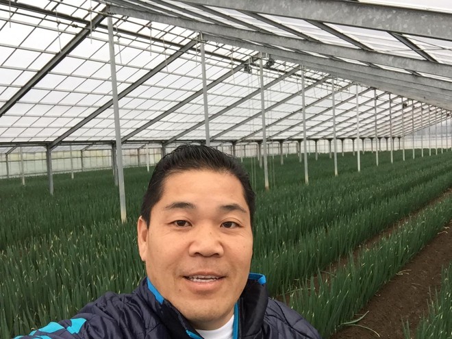 Walter Saito faz selfie em estufa de cebolinhas no Japão | Walter Saito/