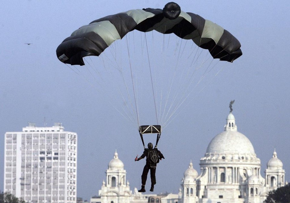 Militar pousa na Índia: exportações do Brasil para a Índia saltaram de US$ 217 milhões em 2000 para US$ 4,6 bilhões em 2017. | PS/VM/DY/PARTH SANYAL