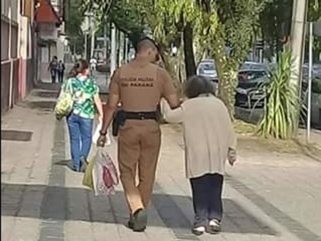 O soldado Diego de Jesus da Silva carregou as sacolas de compras da idosa de 80 anos e a acompanhou até sua casa | Fernanda Ramena Ivanike/Colaboração