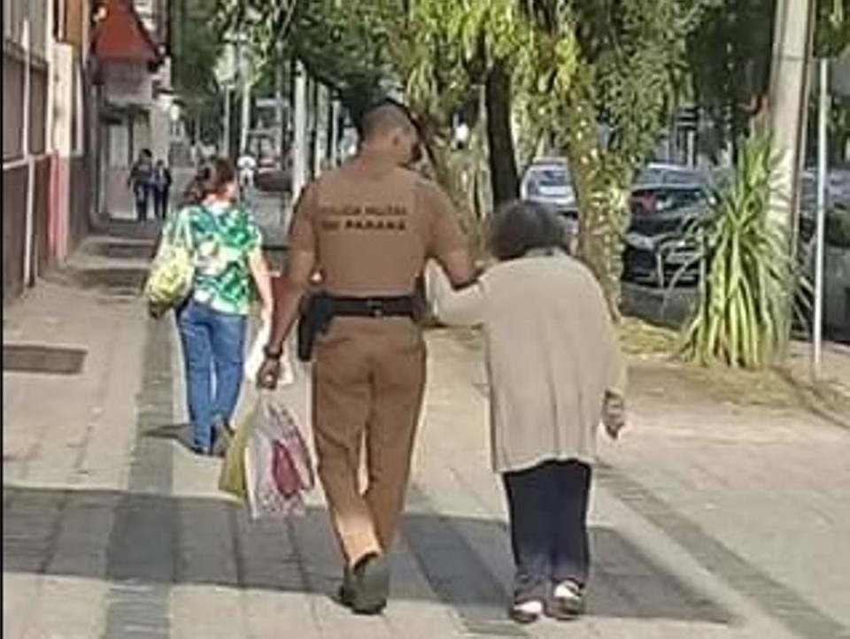 O soldado Diego de Jesus da Silva carregou as sacolas de compras da idosa de 80 anos e a acompanhou até sua casa | Fernanda Ramena Ivanike/Colaboração