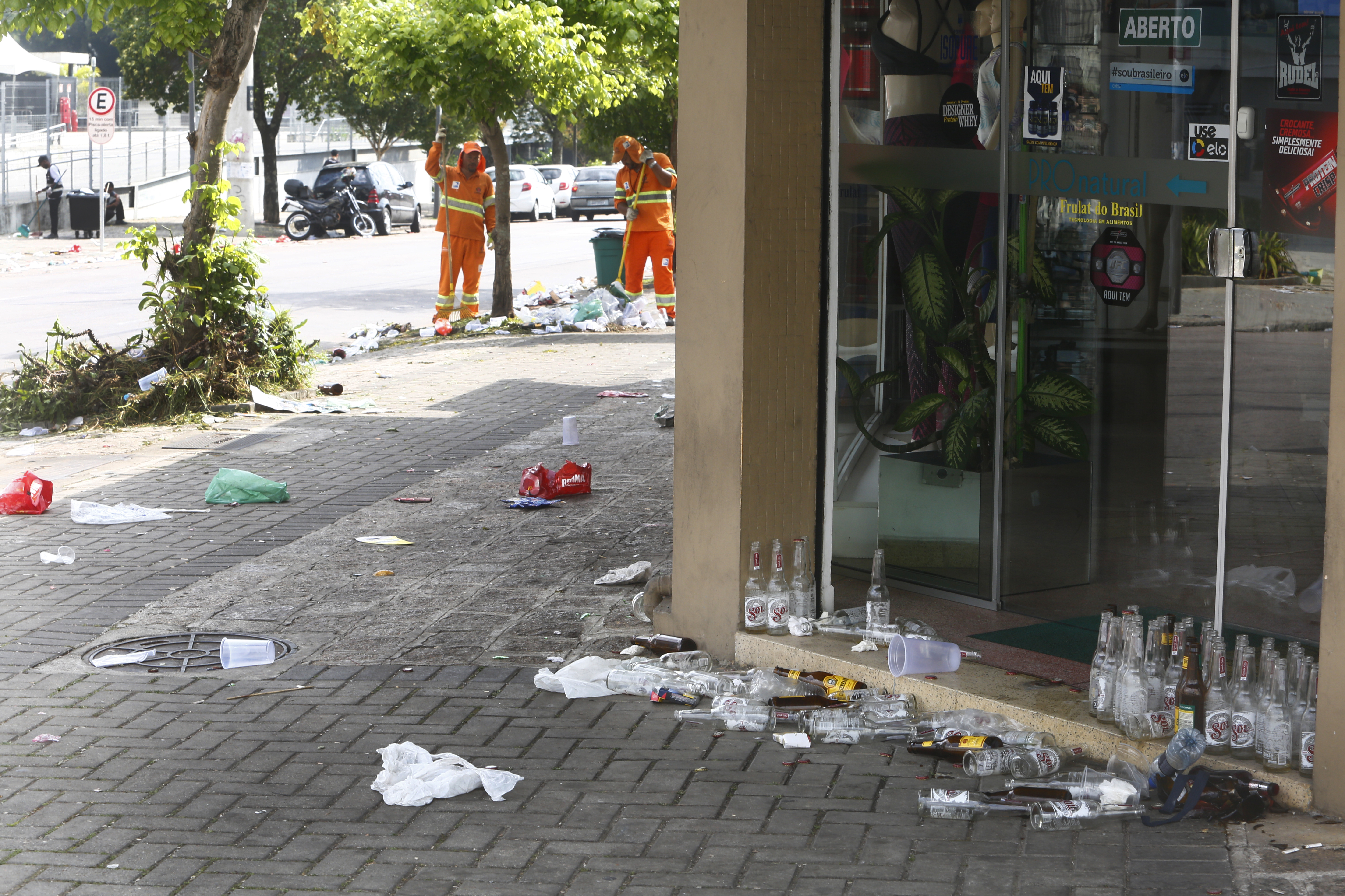 Sujeira acumulada após jogo que consagrou Atlético-PR como campeão da Sul-Americana, em Curitiba | Aniele Nascimento/Gazeta do Povo