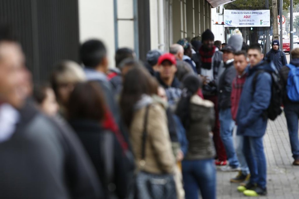 De acordo com a pesquisa, embora o termo nem-nem possa induzir à ideia de que os jovens são ociosos e improdutivos, 31% dos deles estão procurando trabalho, principalmente os homens, e mais da metade, 64%, dedicam-se a trabalhos de cuidado doméstico e familiar, principalmente as mulheres. | Aniele Nascimento/Gazeta do Povo