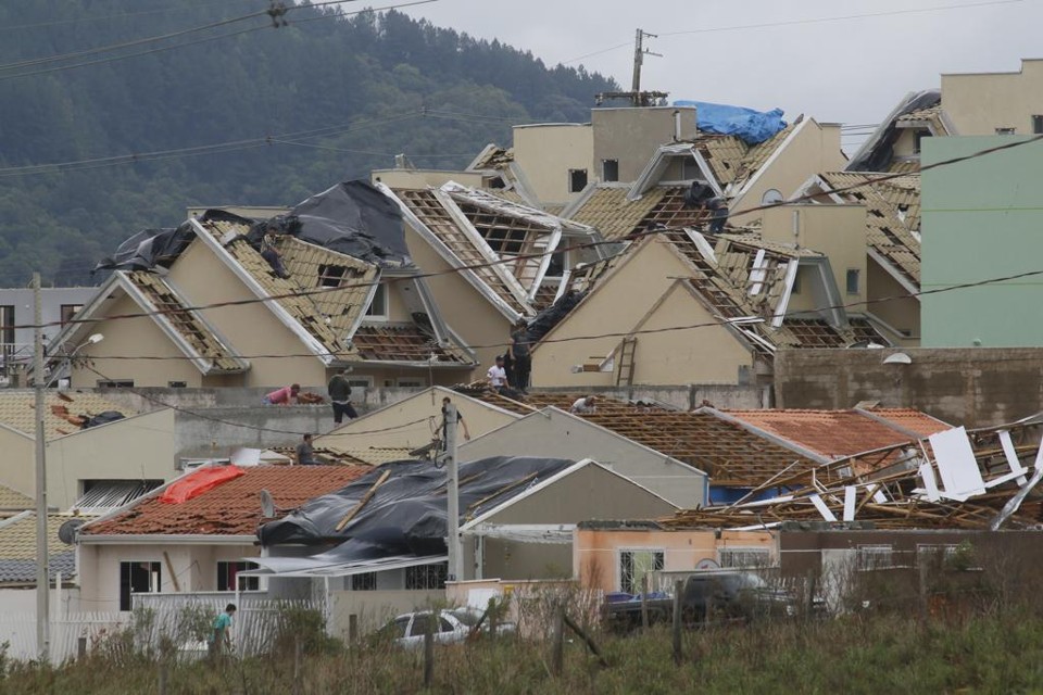 Casas destruídas pelos ventos de mais de 100 km/h que atingiram  Itaperuçu sexta-feira (30). | Lineu Filho/Tribuna do Paraná