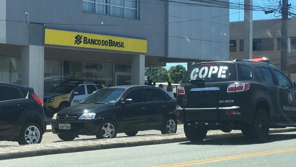 Cope e Polícia Militar rodeiam agência do Banco do Brasil assaltada nesta quarta (5), no Capão Raso | Diego Romanio/Colaboração