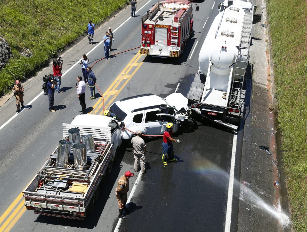 Viatura descarecterizada bateu na traseira do caminhão que estava com problemas mecânicos. | Aniele Nascimento / Gazeta do Povo/