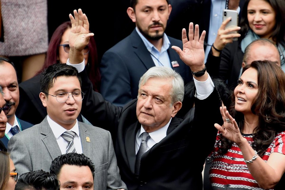 O presidente mexicano Andres Manuel López Obrador acena ao chegar para a cerimônia de posse da governadora da Cidade do México, Claudia Sheinbaum, em 5 de dezembro | ALFREDO ESTRELLA / AFP