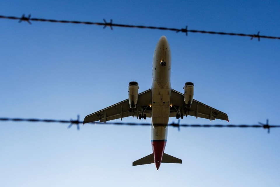 Avião se prepara para pousar no Aeroporto Afonso Pena | Daniel Castellano/Gazeta do Povo