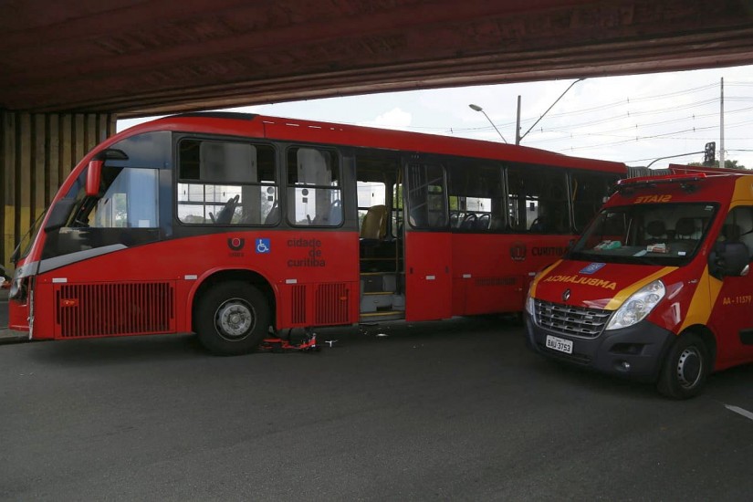 O biarticulado, com a bicicleta próximo à roda, e uma ambulância do Siate. | Lineu Filho/Tribuna do Paraná