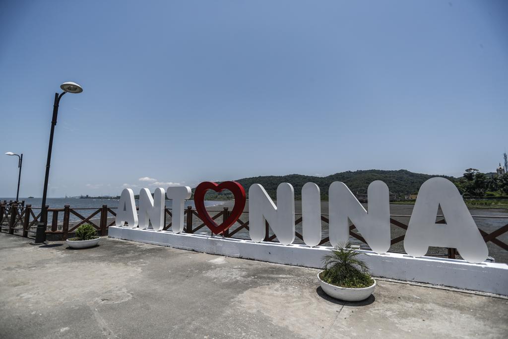 O verão ainda nem chegou e Antonina já sofre com o calorão que nesta sexta-feira (14) chegou aos 43,9°C. | Jonathan Campos/Gazeta do Povo