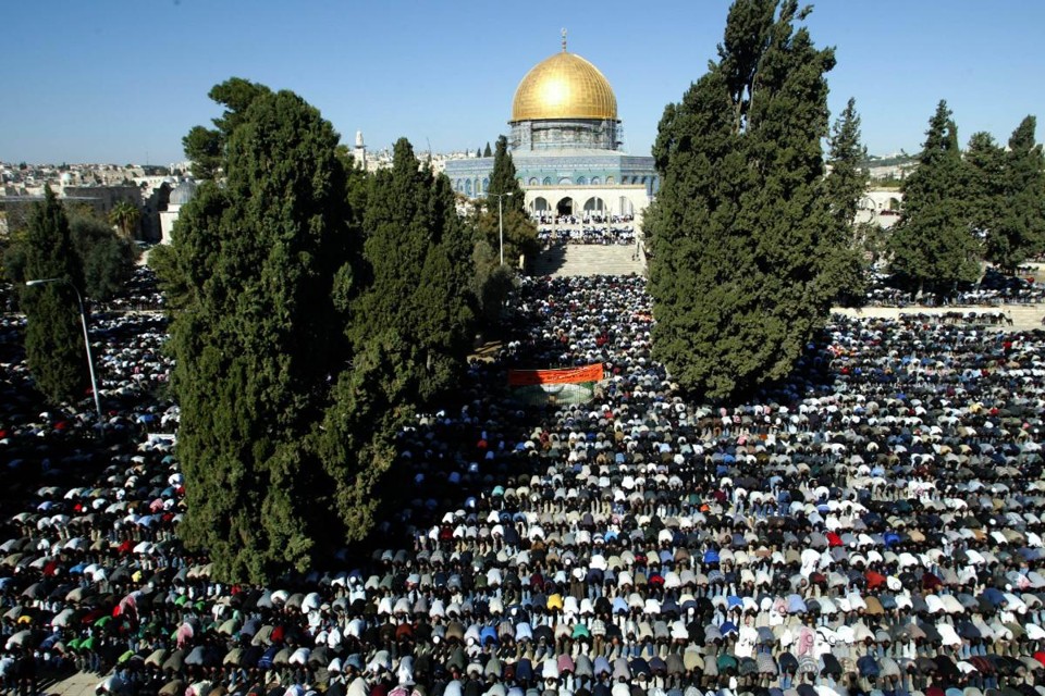 Milhares de fiéis rezam em frente ao Domo da Rocha na Cidade Velha de Jerusalém | RKRAMMAR AWAD