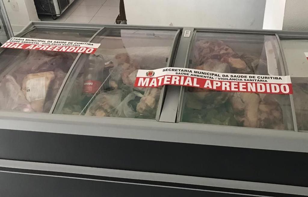 Carne apreendida em um açougue de bairro nobre em Curitiba na Operação Mão de Vaca semana passada. | Polícia Civil do Paraná/