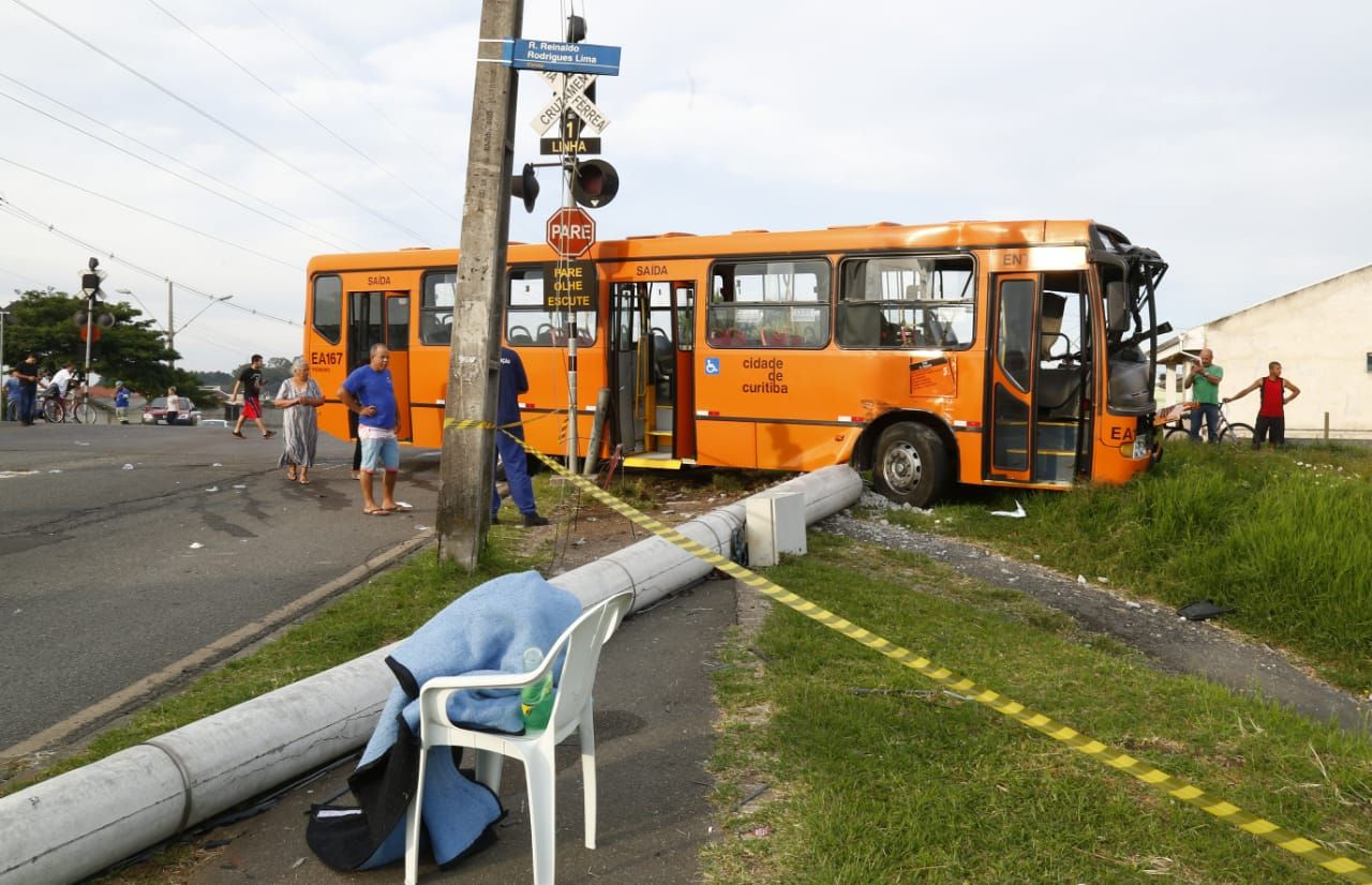 Trem arrastou ônbus. Além de 25 feridos, acidente derrubou um poste | Aniele Nascimento / Gazeta do Povo/