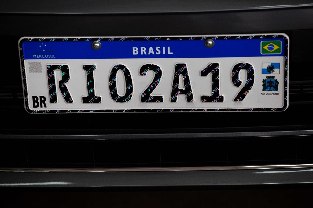 Alguns estados, como Rio de Janeiro e Bahia, ainda na tentativa de cumprir os prazos anteriores, já estão utilizando o novo padrão de placas. | MAURO PIMENTEL/AFP