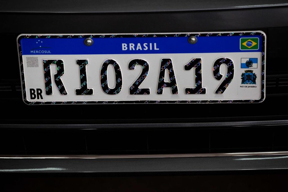 Alguns estados, como Rio de Janeiro e Bahia, ainda na tentativa de cumprir os prazos anteriores, já estão utilizando o novo padrão de placas. | MAURO PIMENTEL/AFP