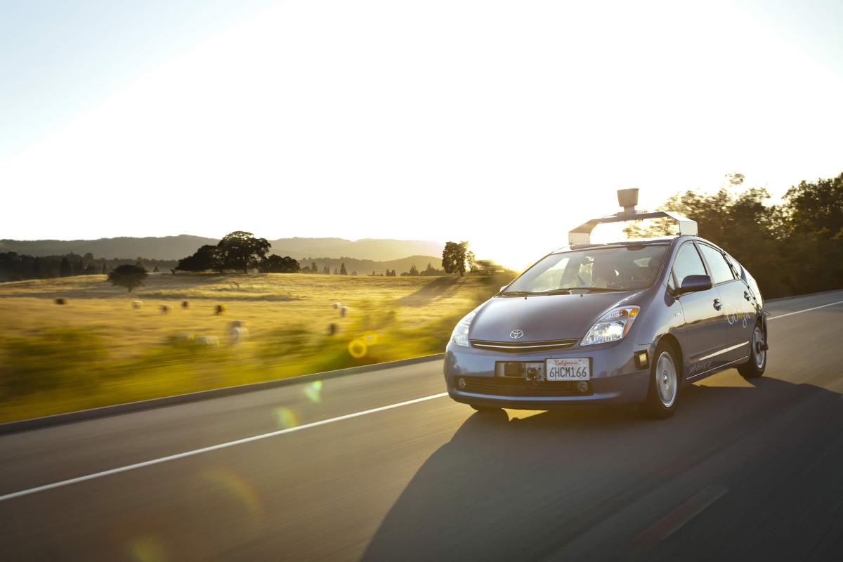 Imagem do primeiro carro autônomo desenvolvido pelo Google, ainda em 2009. Trata-se de um Toyota Prius, que foi testado em rodovias da California (EUA). | Divulgação/Google